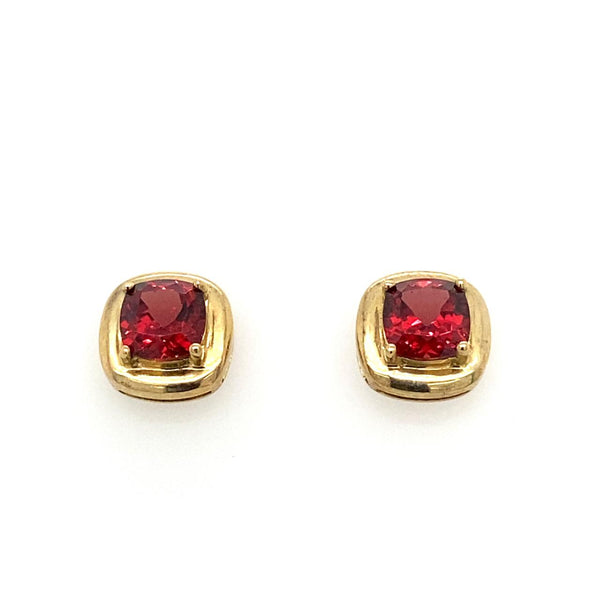  	9ct Yellow Gold Garnet Stud Earrings