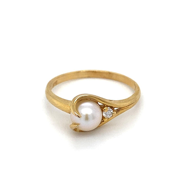  	9ct Yellow Gold Cultured Pearl & Diamond Ring
